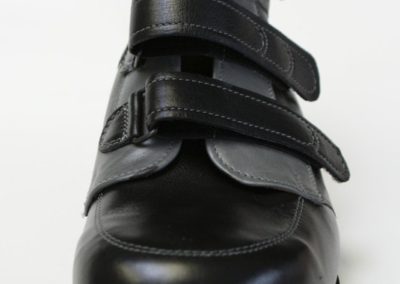 Schaftschuh, schwarz/grau mit seitlicher Verzierung, Klettverschluss