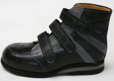 Schaftschuh, schwarz/grau mit seitlicher Verzierung, Klettverschluss