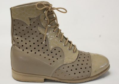 Damen-Schaftschuh, beige mit Lochung und diversen Verzierungen, Schnürung mit Ösen und Haken