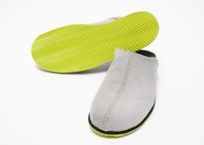 Pantoffel aus Jeansstoff mit grüner Sohle