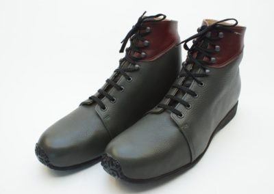 Orthopädische Schuhe mit hochgezogener Sohle vorne