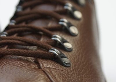 Brauner Wanderschuh mit Bandagensohle und Nietösen