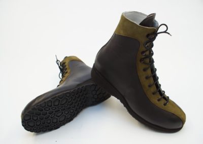 Hoher Damenschuh mit Rauleder-Aufsätzen in Olive