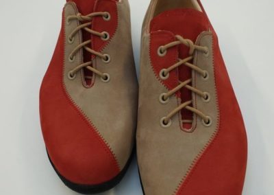 Orthopädischer Halbschuh mit assymetrischem Schnitt
