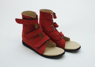 Kompakte Sandalen aus rotem Nubuk mit Sprunggelenks-Versteifung