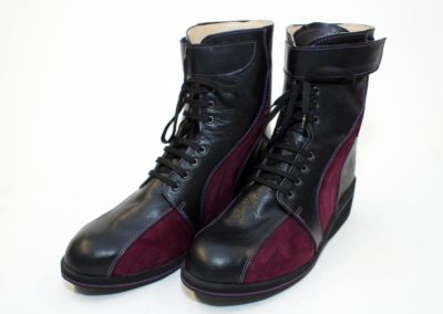 Hoher Schnürschuh mit Zier-Kletter und Velours-Einsätzen