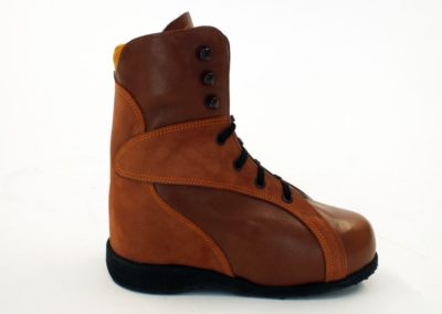 Sportlicher Schuh mit weitem Einstieg und Schnürung