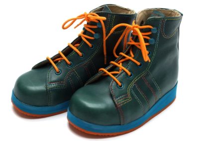 Orthopädische Kinderschuhe mit bunter Sohle