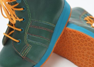 Orthopädische Kinderschuhe mit bunter Sohle