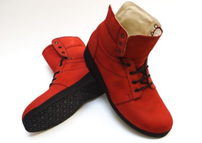 Moderner knöchelhoher Sneaker in rotem Rauhleder