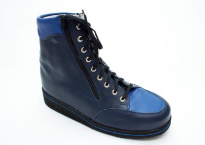 Sportlicher hoher Schuh mit Schnürung und Zippverschlüssen
