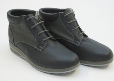 Moderner knöchelhoher Schuh in Rauh- und Glattleder Kombination