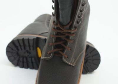 Per Hand zwiegenähter Wanderschuh für Afrika-Foto-Safari